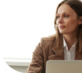 Jeune femme faisant preuve de confiance en soi au travail