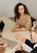 Trois personnes en séance de coaching en entreprise