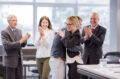 groupe de personnes souriantes en entreprise