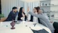 Groupe de personnes célébrant un succès en entreprise